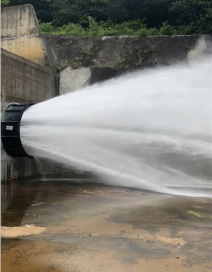 Válvula dispersora em funcionamento - Descarga de Água